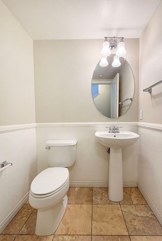 Building Photo - SD: Bright 2BD/2.5BA Townhome in Point Loma with Fireplace, Private Balcony & Tandem Garage