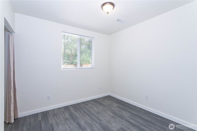 Building Photo - Beautifully Renovated 4-Bedroom Home in De...