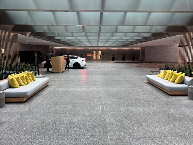 Building Photo - 1395 Brickell Ave