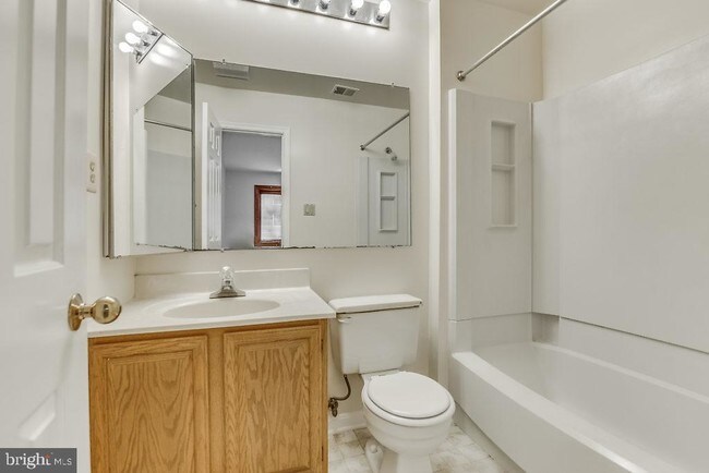 Building Photo - 1809 N Uhle St