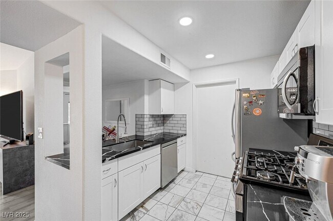 Building Photo - 950 Seven Hills Dr