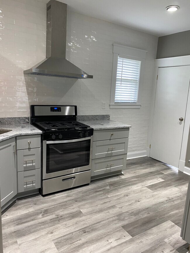 Building Photo - 2303 Center St