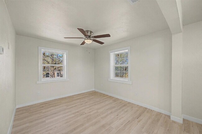 Building Photo - Fully renovated 1 bed, 1 bath apartments - Utilities Included