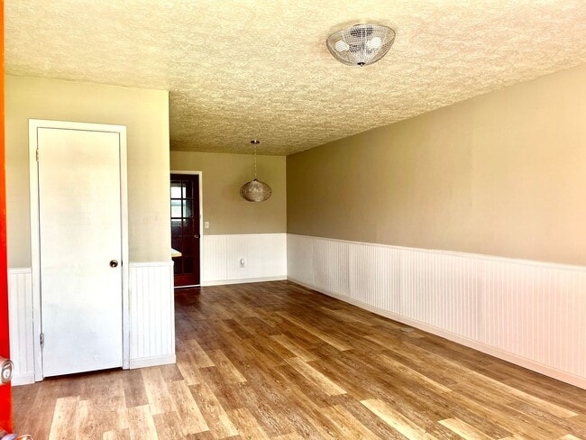 Building Photo - Cute 2-bedroom 1.5 bath townhome completely updated and only minutes from TAFB