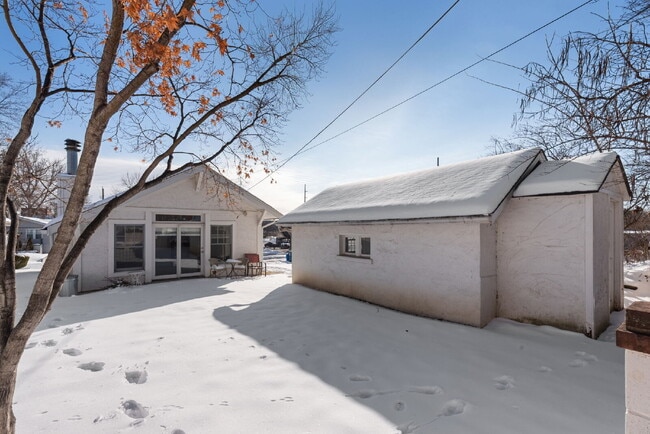 Building Photo - "Charming Brentwood house 2 bedrooms 1 Bathoom, Prime Location!"