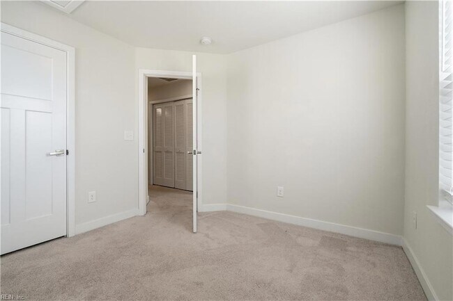 Building Photo - 266 Foxglove Dr