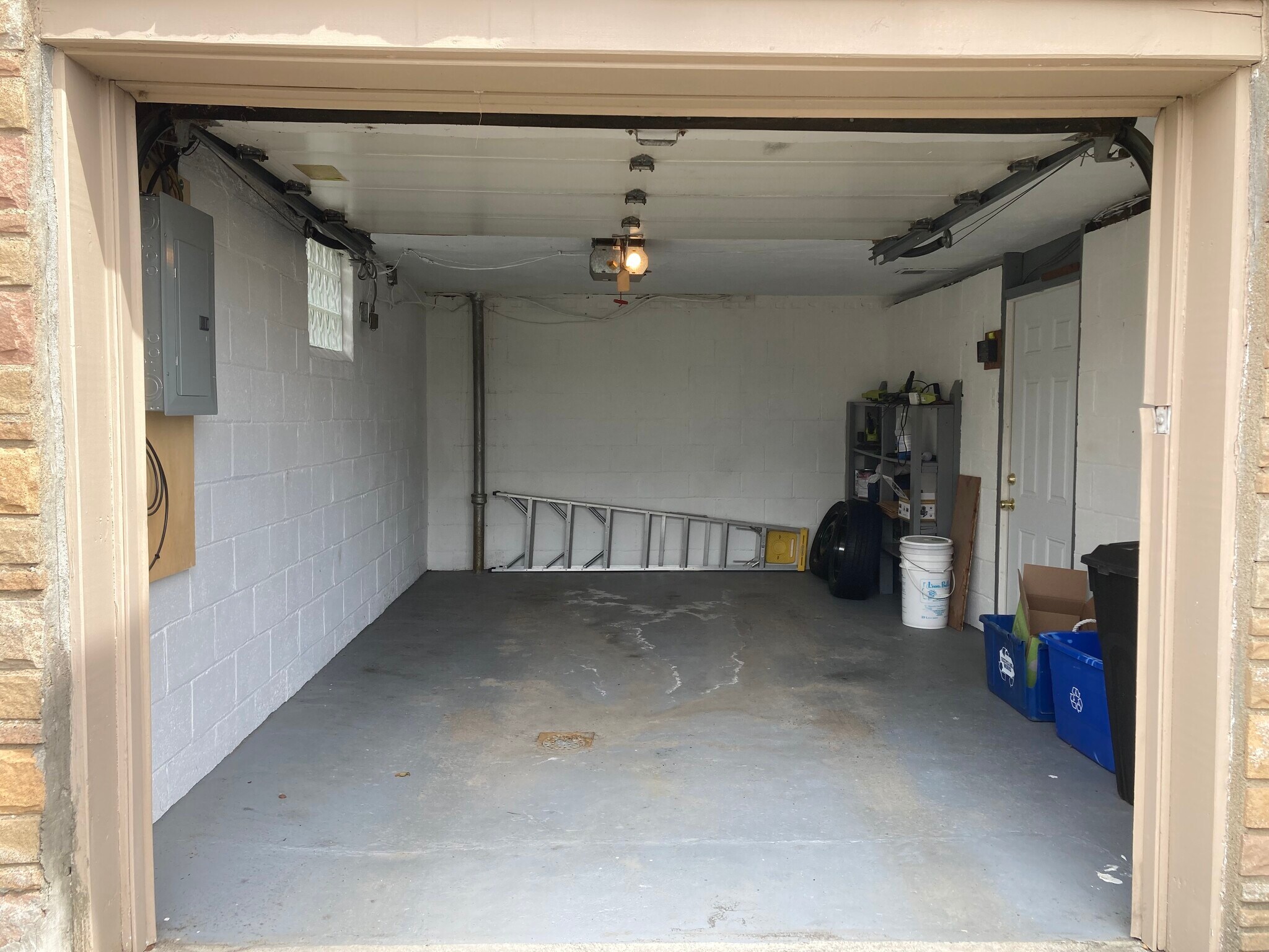 Building Photo - 144 Oak St