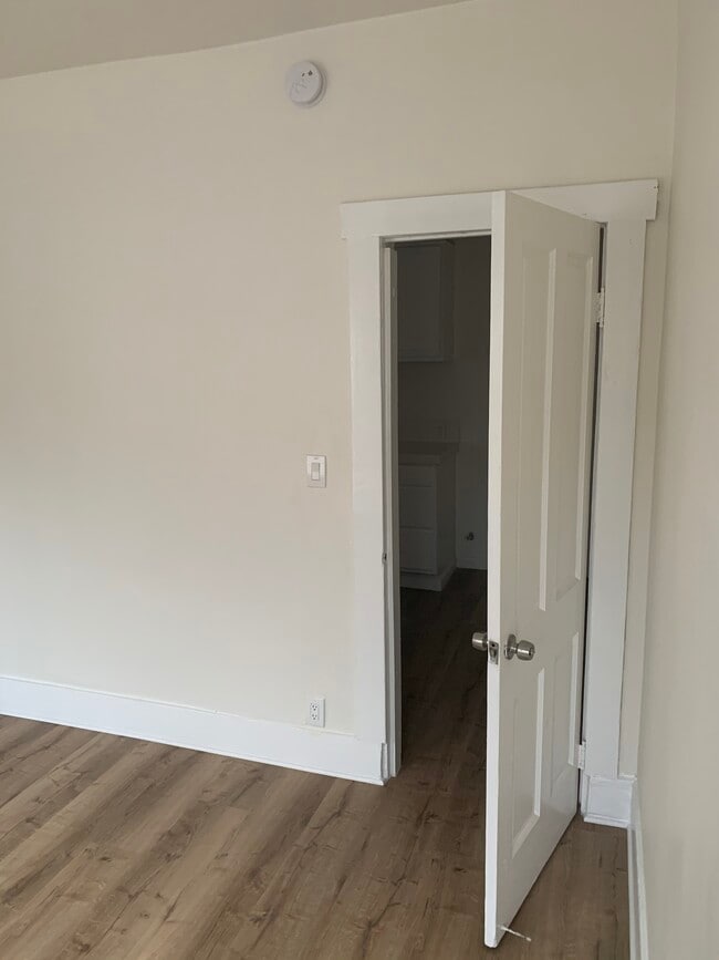 Building Photo - 137 E 31st St