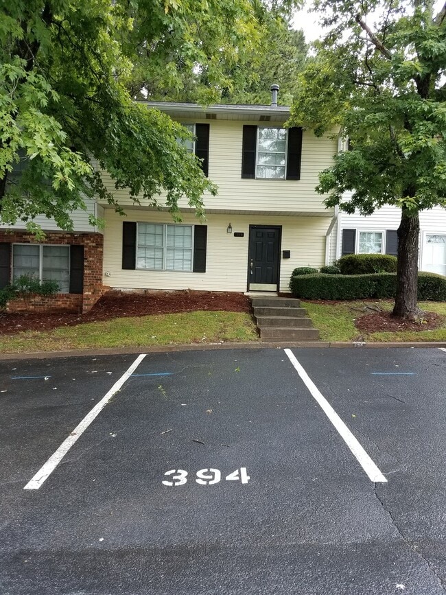 Building Photo - Great Location for Townhome in Marietta 30064