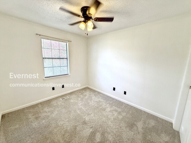 Building Photo - 2227 Cheshire Dr