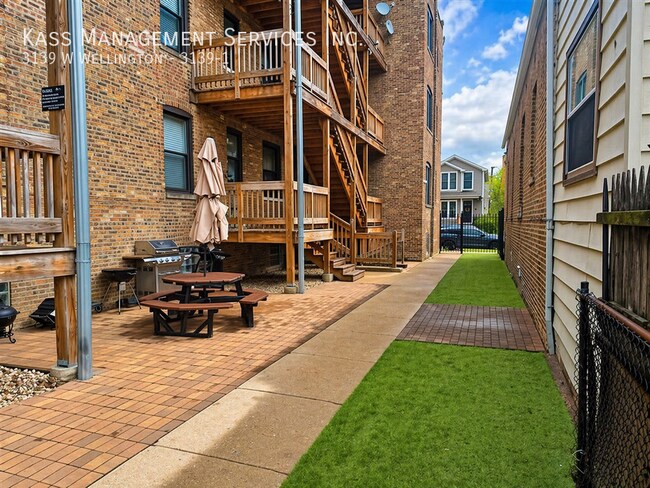 Building Photo - 3139 W Wellington Ave