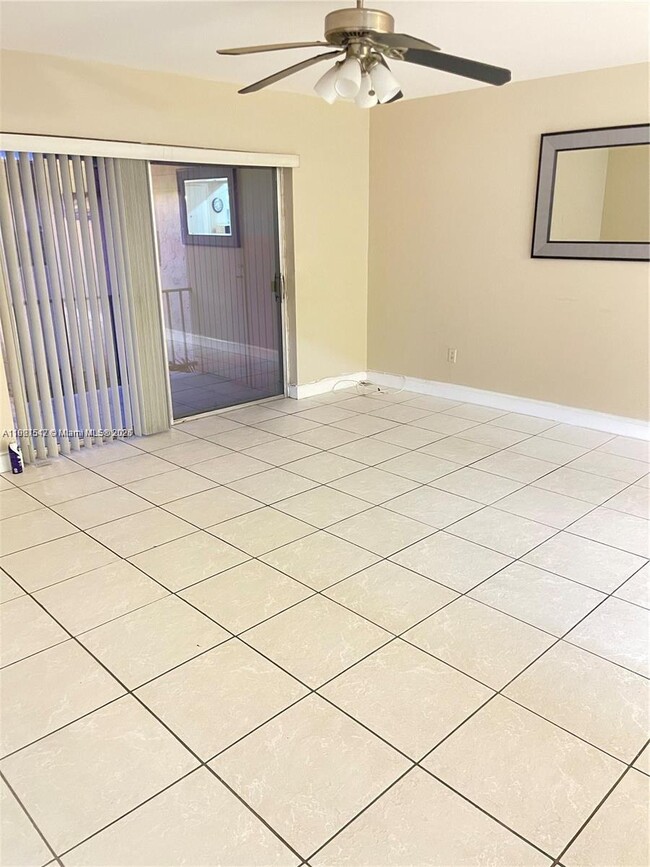 Building Photo - 10383 N Kendall Dr