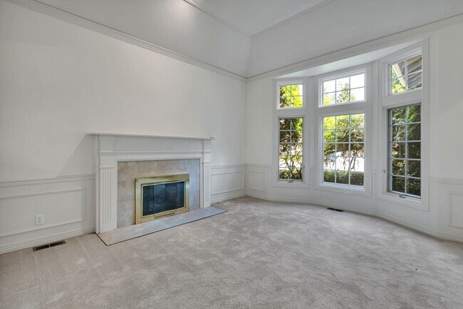 Building Photo - 16323 NE 50th Way