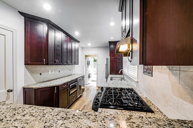 Building Photo - 2291 Strathmore Dr NE