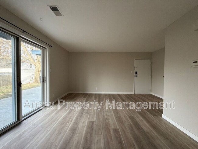 Building Photo - 320 Lincoln St