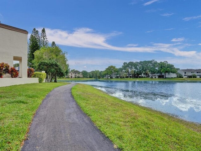 Building Photo - 2767 Carambola Cir S