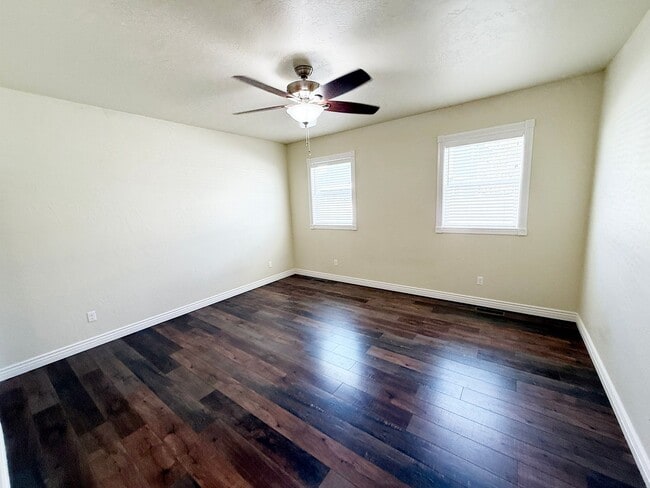 Building Photo - Sigle Family in East Valley