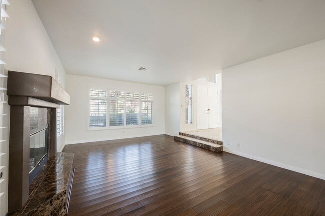 Building Photo - Luxury Home located in Henderson