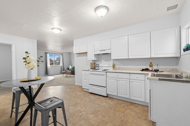 Building Photo - 420 E Sanson Ave