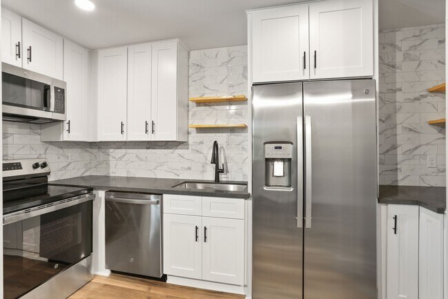 Building Photo - Brand new 1BD/1BA units in Gated Complex, ...