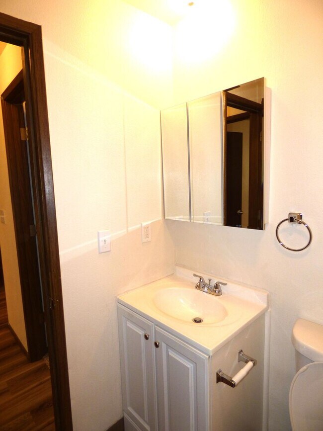 Building Photo - Rent Special: 1/2 Off May's Rent!!