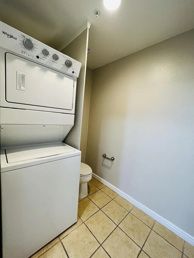 Building Photo - "Experience Elevated Living: Spacious 2-Bed, 3-Bath Oasis in La Quinta's Heart!"