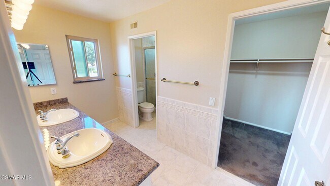Building Photo - 2431 Deerfield Ct