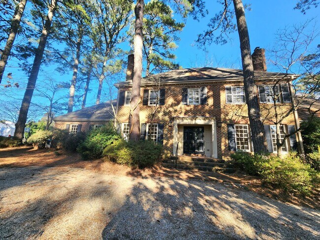 Building Photo - Sprawling Home in Bay Colony