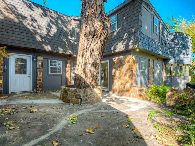 Building Photo - 6409 Miles Ln