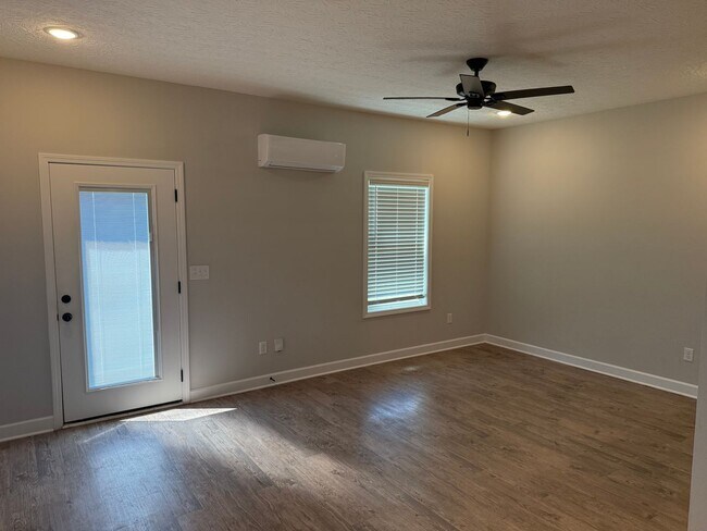 Building Photo - 2 Bed/2.5 Bath Townhome with Garage (Trash Included)
