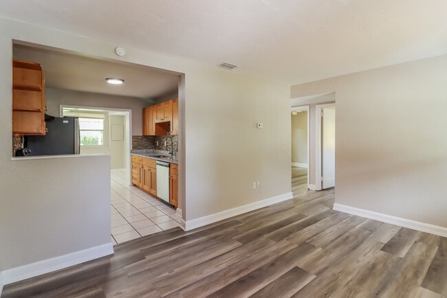 Building Photo - 2145 25th Ave N