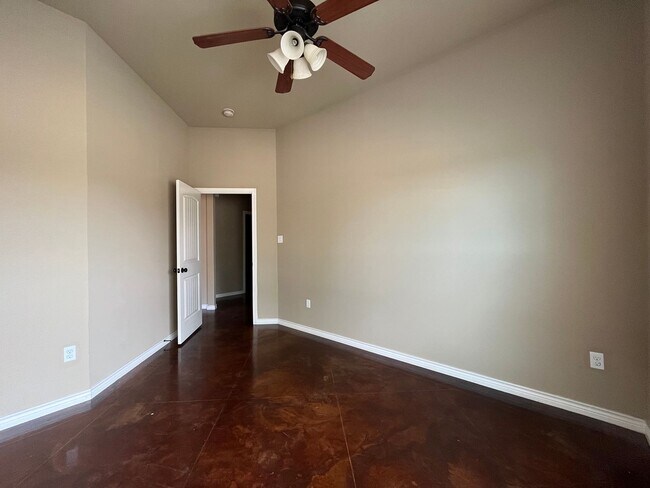 Building Photo - Single Family Home:  4 bedroom, 2 bath