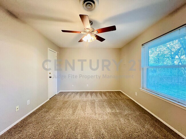 Building Photo - Mid-Century, Modern 3/2/2 with Designer Updates in Fort Worth For Rent!