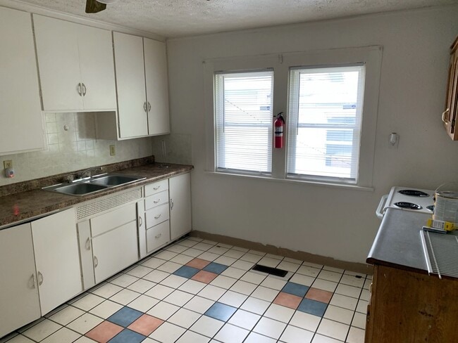 Building Photo - 3 or 4 bedroom (3 bedrooms+ bonus room) House in Rum Village