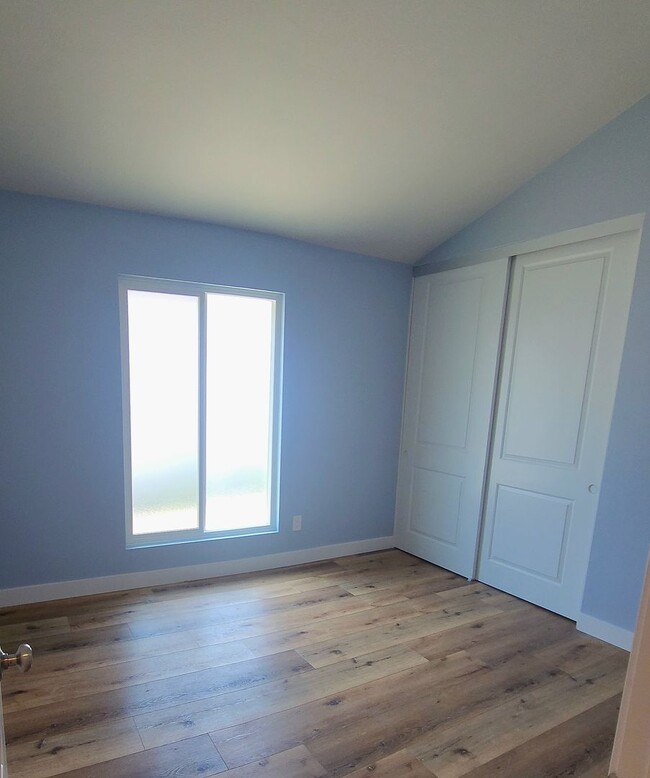Building Photo - Updated and spacious single-story house on...