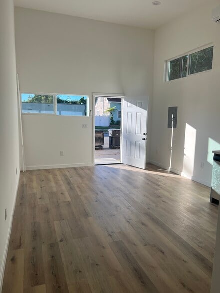 Building Photo - 304 S Inglewood Ave