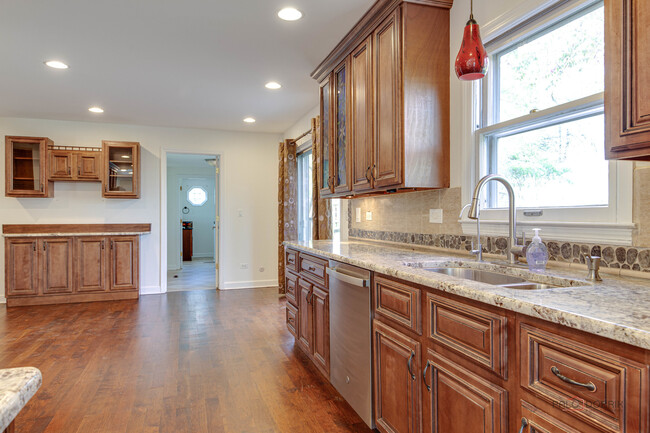 Building Photo - 813 Meadow Ln