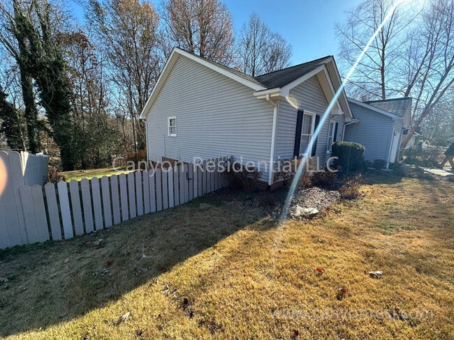 Building Photo - Beautiful 3b, ready to move in!