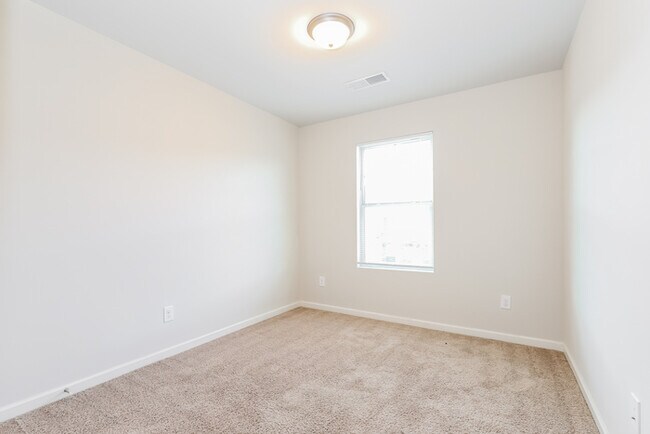 Building Photo - Inviting 3-Bedroom, 2.5-Bath Townhome