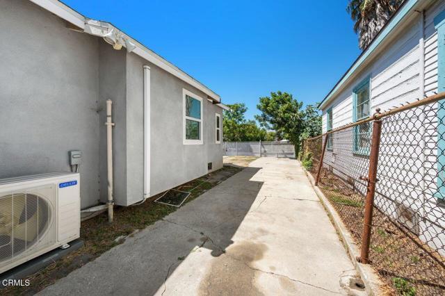 Building Photo - 1418 W 69th St