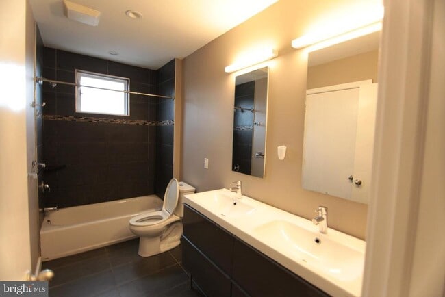 Building Photo - 1856 Willington St