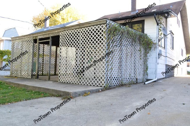 Building Photo - 407 S Raynor Ave