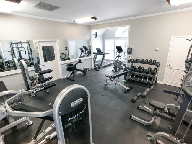 Building Photo - Beautiful Updated 2BR/2BA Condo Near Beltline