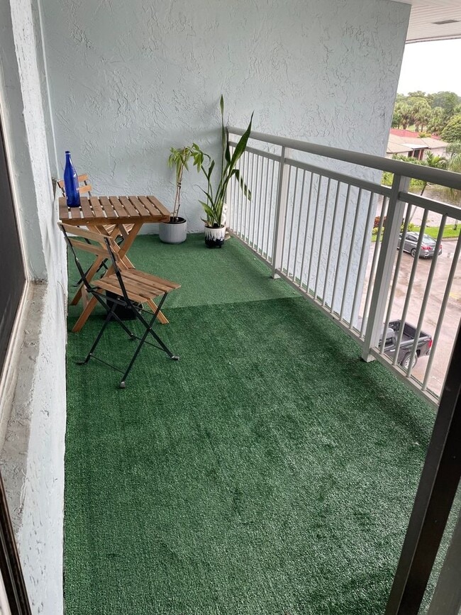 Building Photo - Charming Apartment in Fort Lauderdale