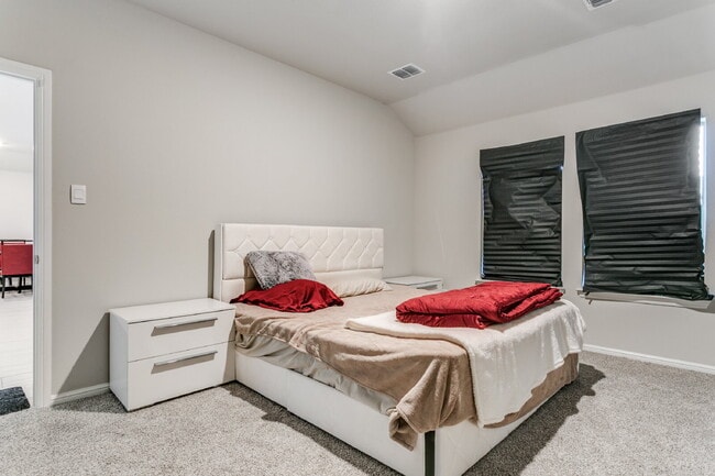 Building Photo - Stylish 4-Bedroom Home in Justin