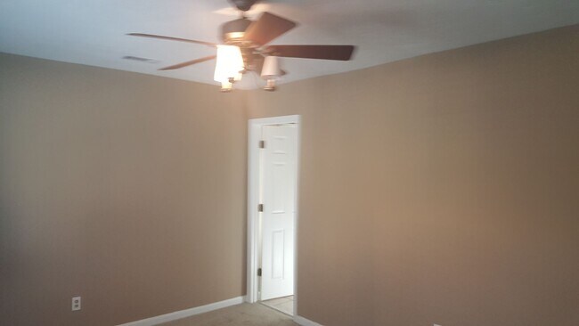 Building Photo - Large Townhome on 44th Avenue