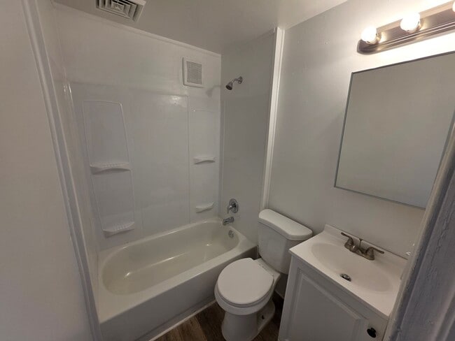 Building Photo - 1615 Lancaster Ave