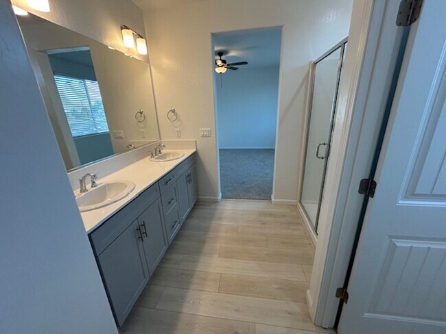 Building Photo - Brand new 4 bedroom 3 bathroom with solar in NW Visalia!!