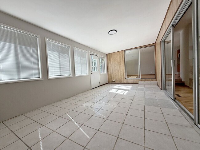 Building Photo - Nice single family home with gorgeous kitchen
