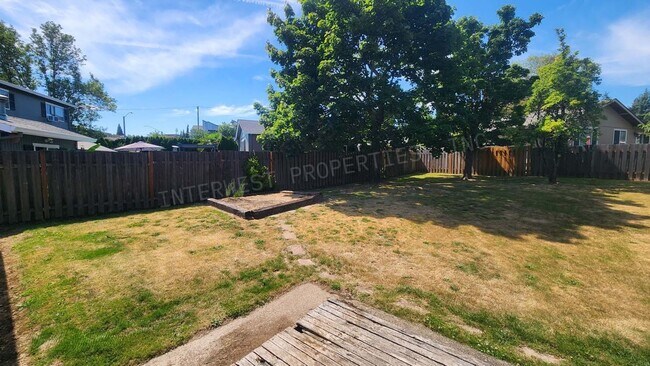 Building Photo - 3 bd 2 ba Ranch Style Beaverton Home with W/D in Unit, 2 Car Garage and Large Fenced Yard!